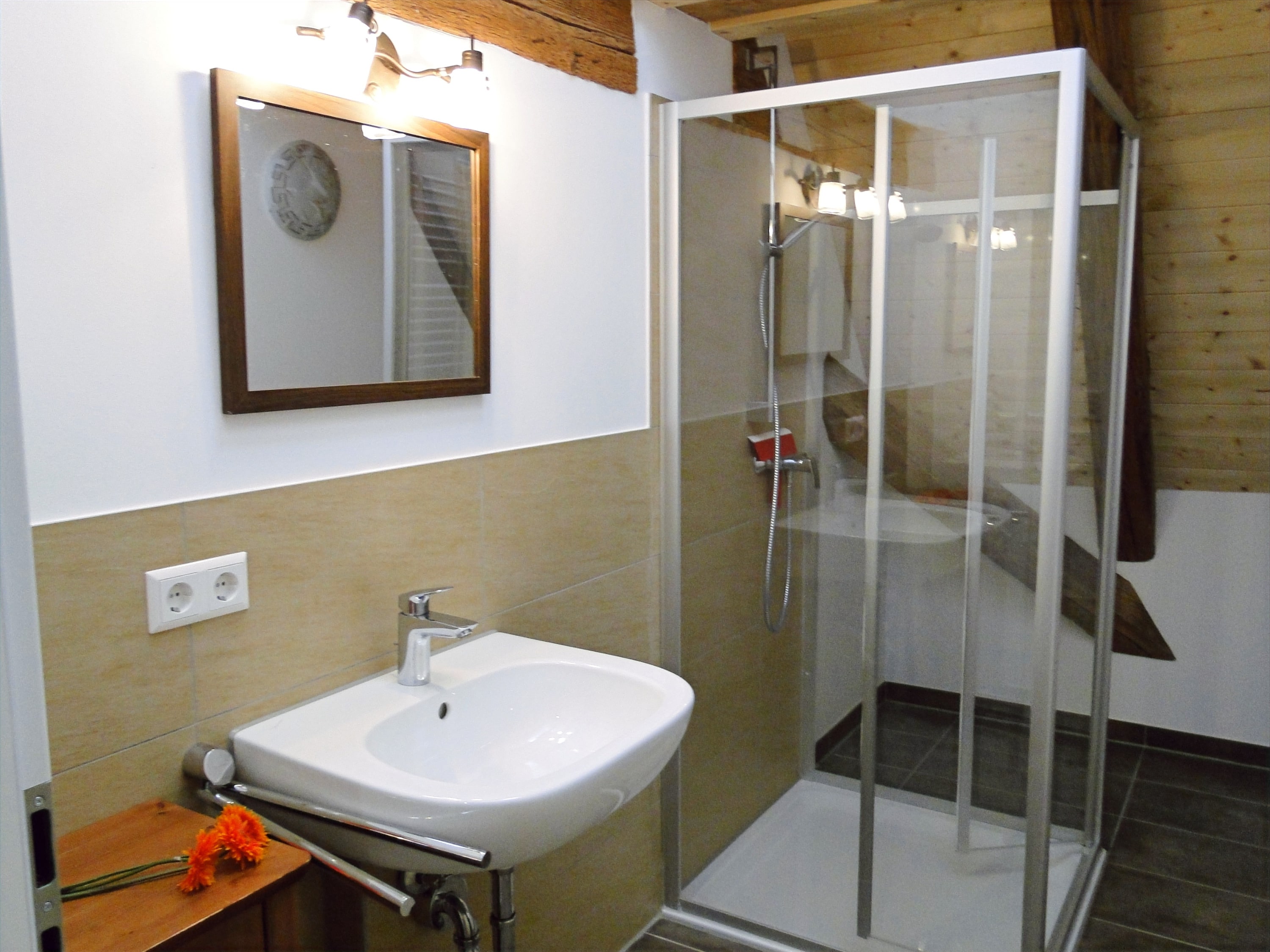 Bad mit Dusche und Waschbecken